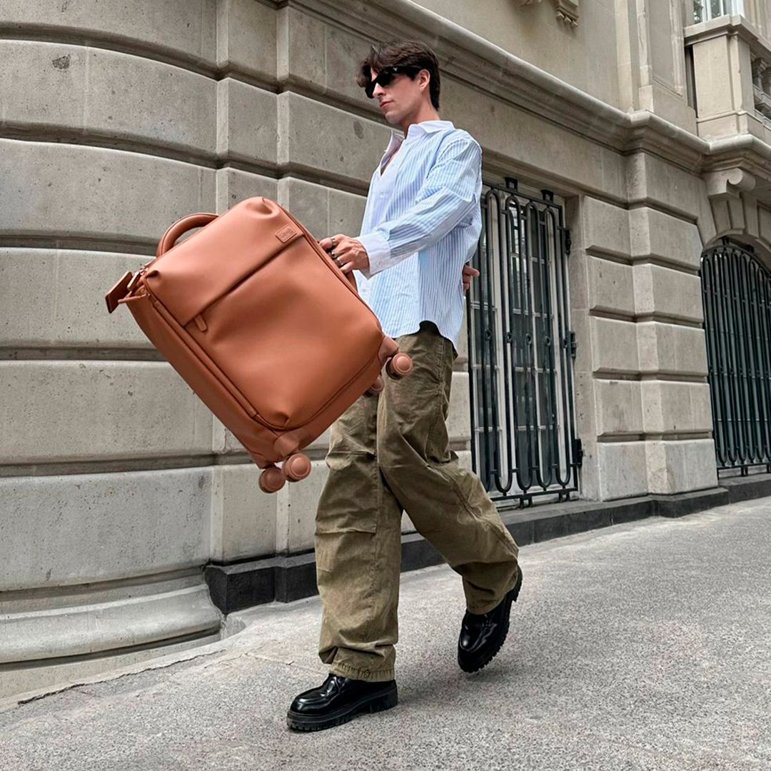 LipaultMexico's tweet photo. Juro que mi nueva Lipault🧳será el complemento perfecto de mis looks en todo los viajes que se vienen… ✈️ 🤜🏼

@alvmartz

#LipaultMexico #LostInBerlin #NutsyNut #PicOfTheDay https://t.co/R9guzKTYja