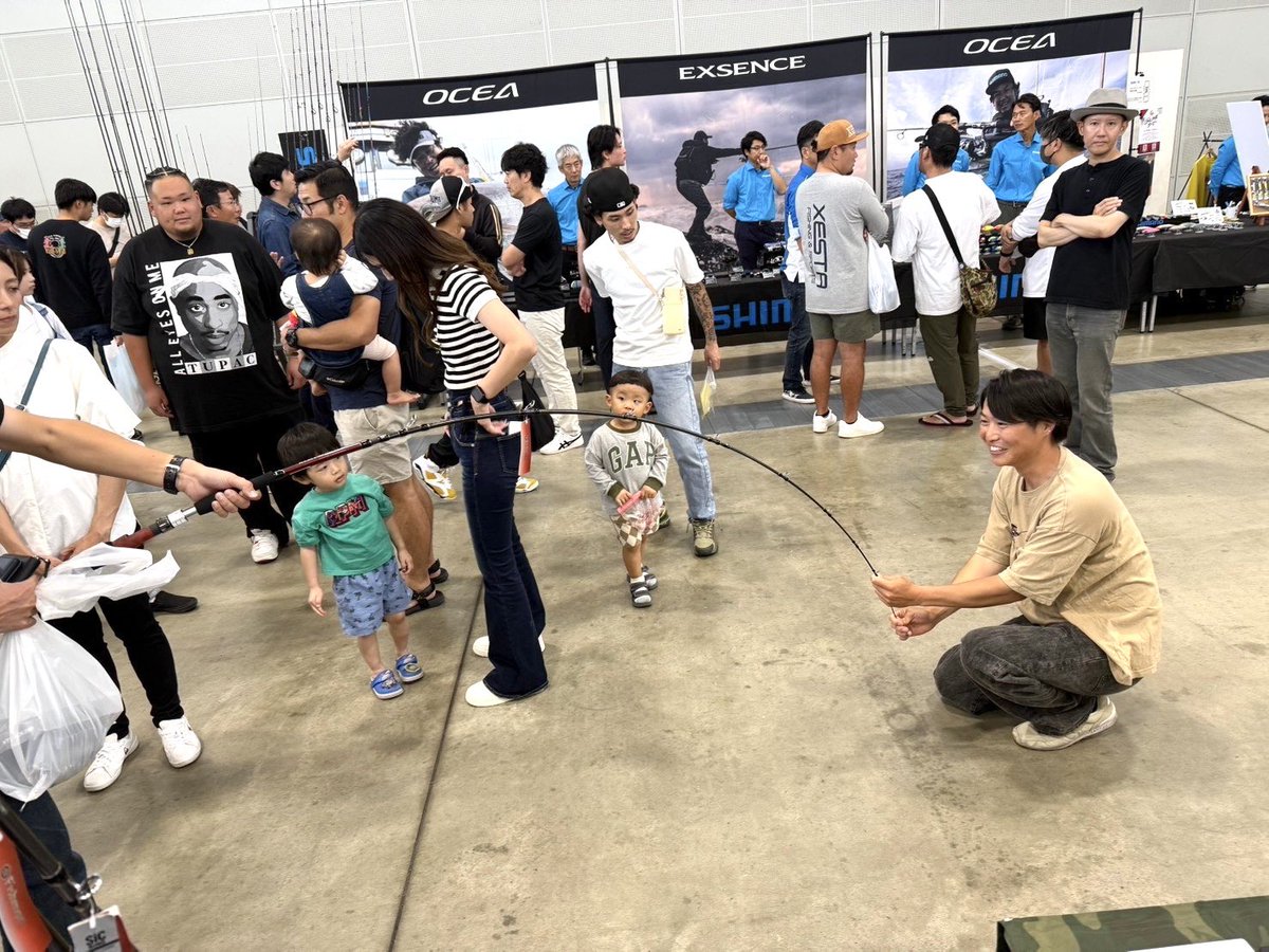 fish_kyo's tweet photo. ヤマツリシーバスパーティー！
がっつり1日シーバスをやるってのは実は初めて…
フィールドの素晴らしさ、人の温かさを感じる大会でした！

展示会でも沢山の方にハイドロ85xxhを触って頂き、普段のシーバス、ライトロックショア等の釣りに使える事をアピールできたのが個人的に嬉しかったポイント！ https://t.co/HUHbFxTTl8