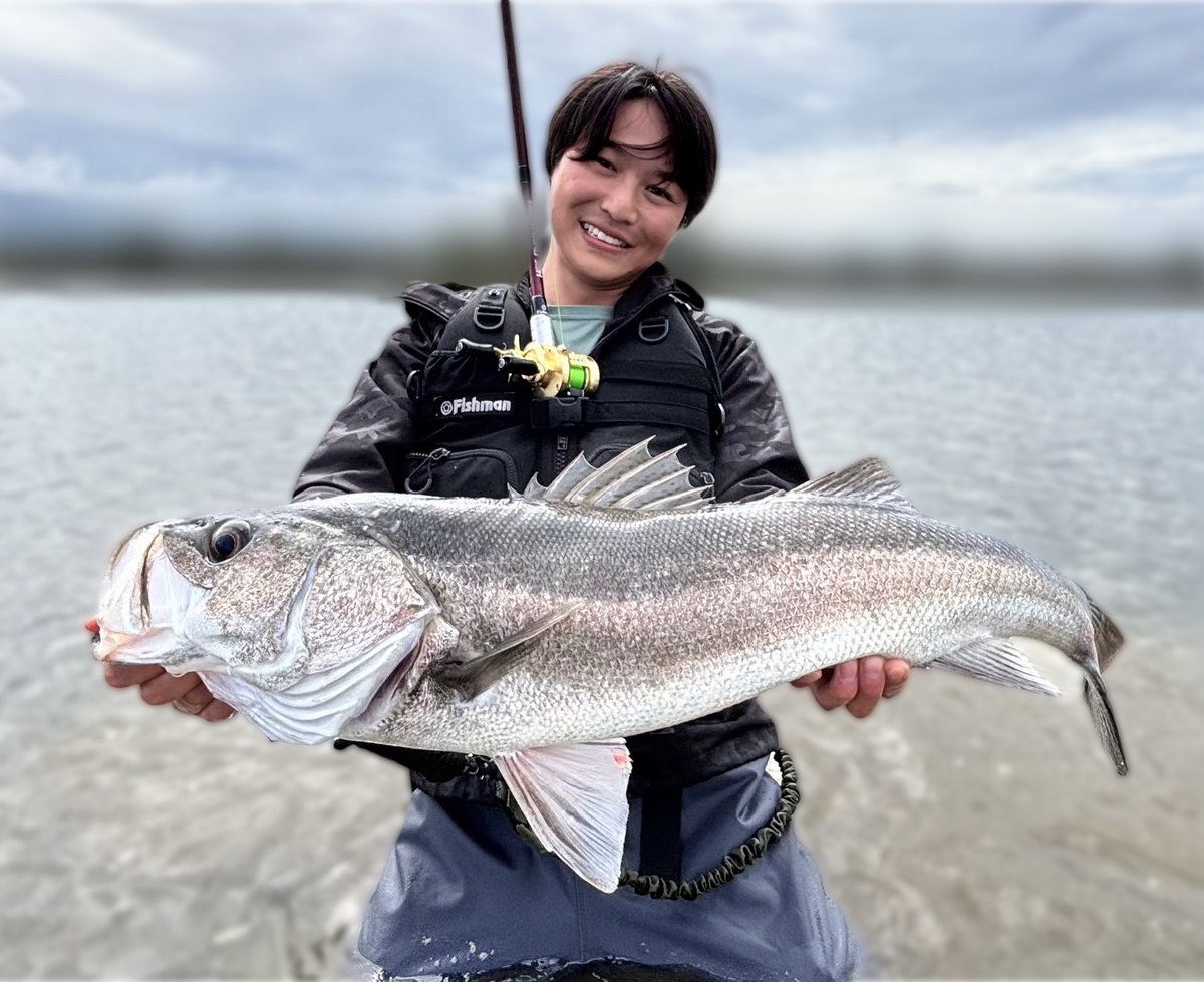 fish_kyo's tweet photo. ヤマツリシーバスパーティー！
がっつり1日シーバスをやるってのは実は初めて…
フィールドの素晴らしさ、人の温かさを感じる大会でした！

展示会でも沢山の方にハイドロ85xxhを触って頂き、普段のシーバス、ライトロックショア等の釣りに使える事をアピールできたのが個人的に嬉しかったポイント！ https://t.co/HUHbFxTTl8