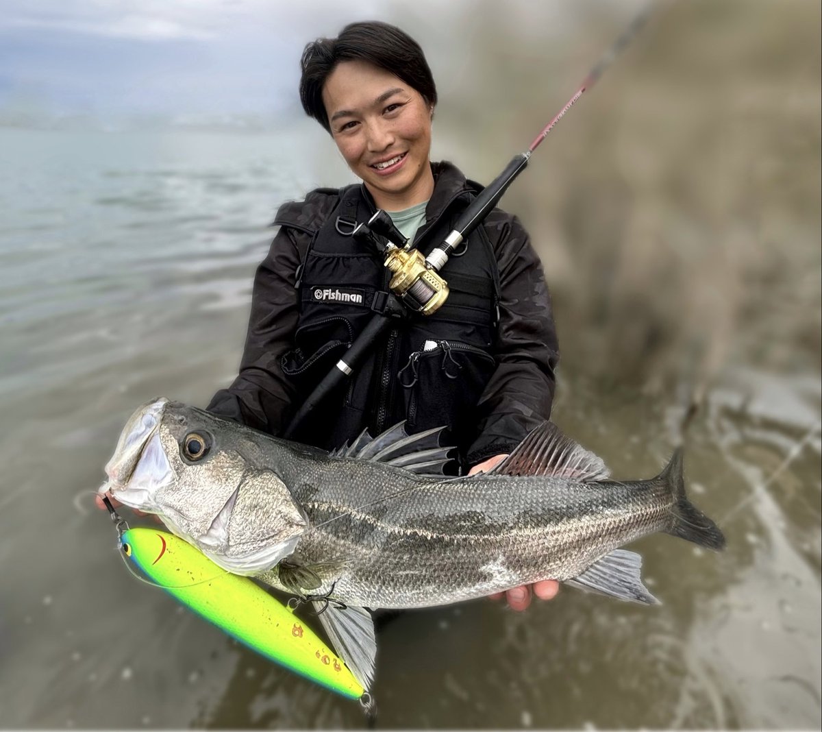 fish_kyo's tweet photo. ヤマツリシーバスパーティー！
がっつり1日シーバスをやるってのは実は初めて…
フィールドの素晴らしさ、人の温かさを感じる大会でした！

展示会でも沢山の方にハイドロ85xxhを触って頂き、普段のシーバス、ライトロックショア等の釣りに使える事をアピールできたのが個人的に嬉しかったポイント！ https://t.co/HUHbFxTTl8