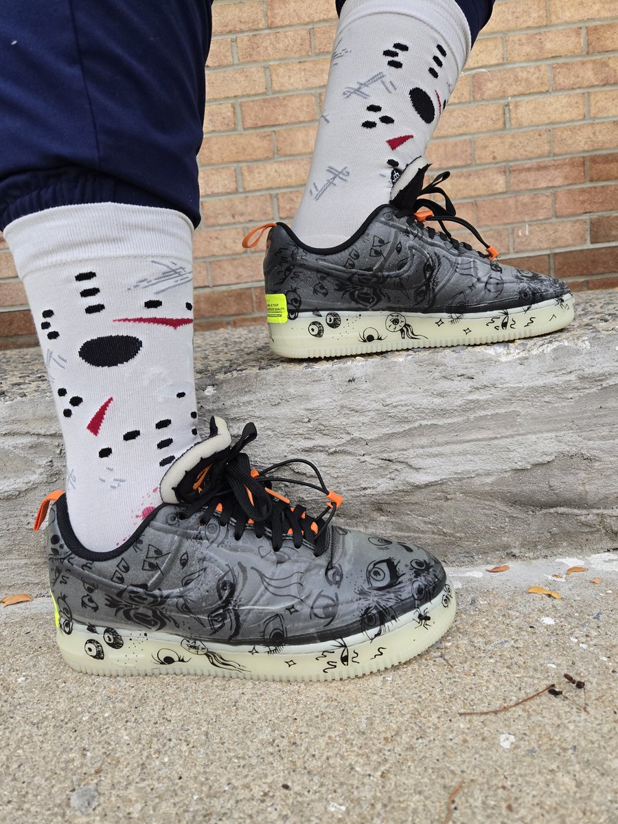 trudyspeaks's tweet photo. 👟: Nike Air Force 1 Experimental 'Halloween'
👟: @stance Jason Nightmare Crew
#KOTD #stilllaceddifferently #sneakerheads #chicksinkicks #sneakHerStyle #walklikeus #walklikeher #sneakerholics #hellalaced #shoegame #femalesneakerhead #unboxedapp #Halloween #AF1 #Jason #stance https://t.co/8HZV7FGvpX