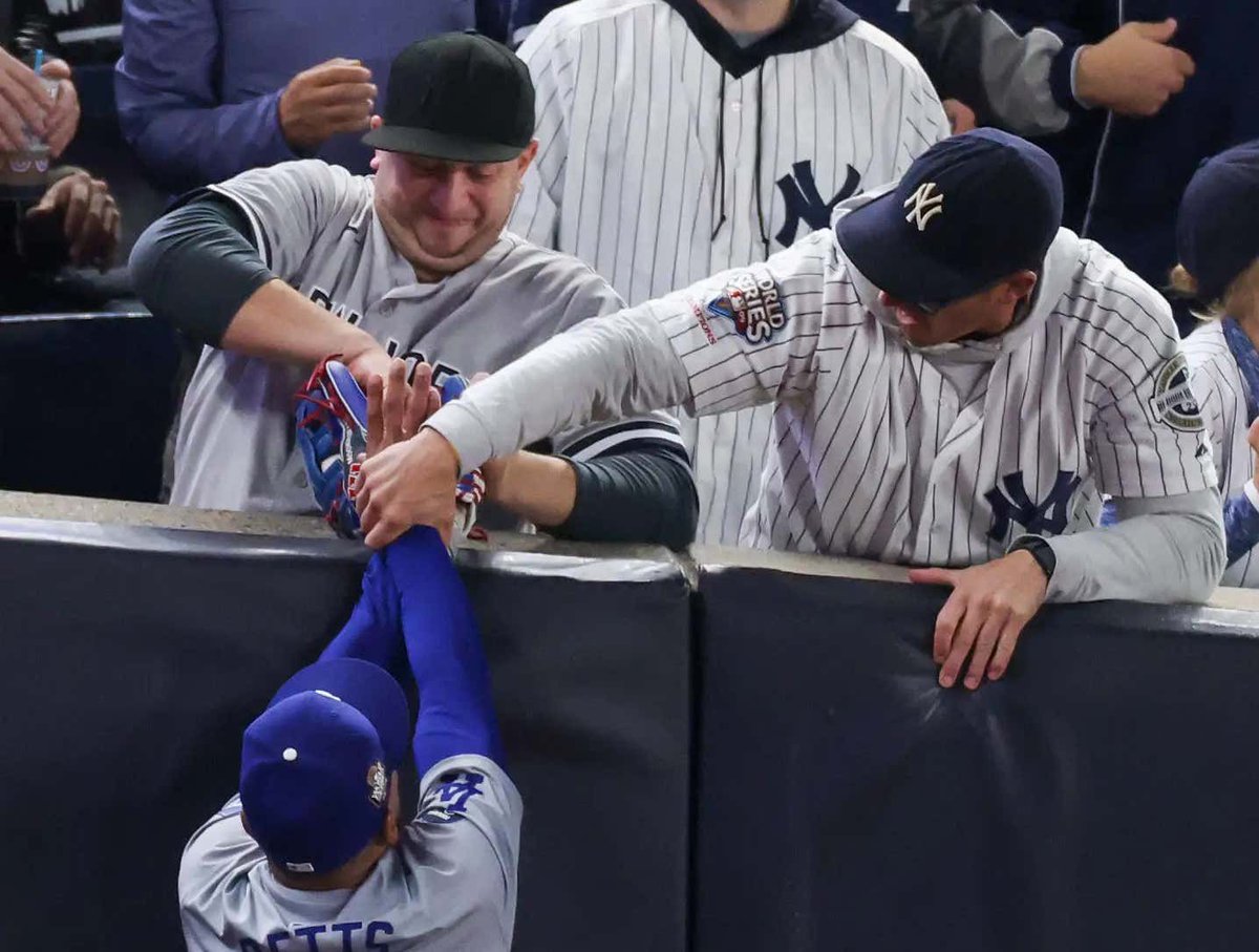 Absolutely Hilarious Moment During The World Series As A Yankee Fan Reaches Into Mookie Betts' Glove And Pries The Ball Away To Try And Save An Out buff.ly/48tk71B