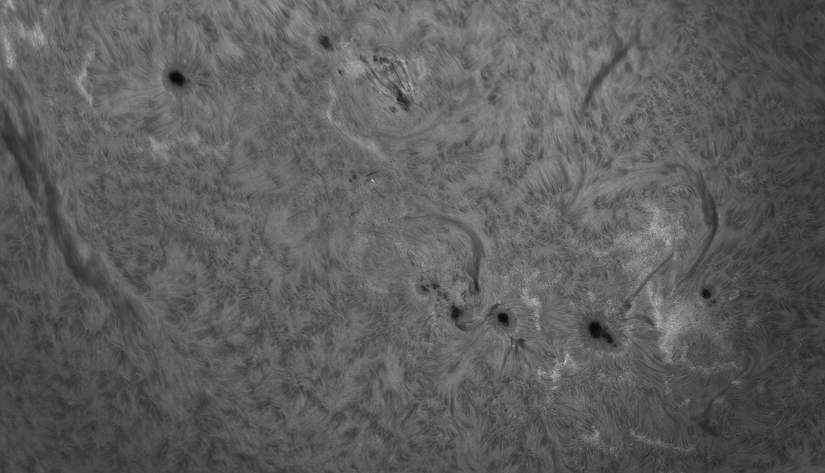 yltansg's tweet photo. 29Oct,0200UTC. After 1 month of work, this 150mm aperture hybrid #SolarTelescope is ready for zoom-in #HydrogenAlpha images. Details on busy belt of #ActiveRegion turned out well. Image from SDO shows the area photographed. https://t.co/RWsLgdw5Rq