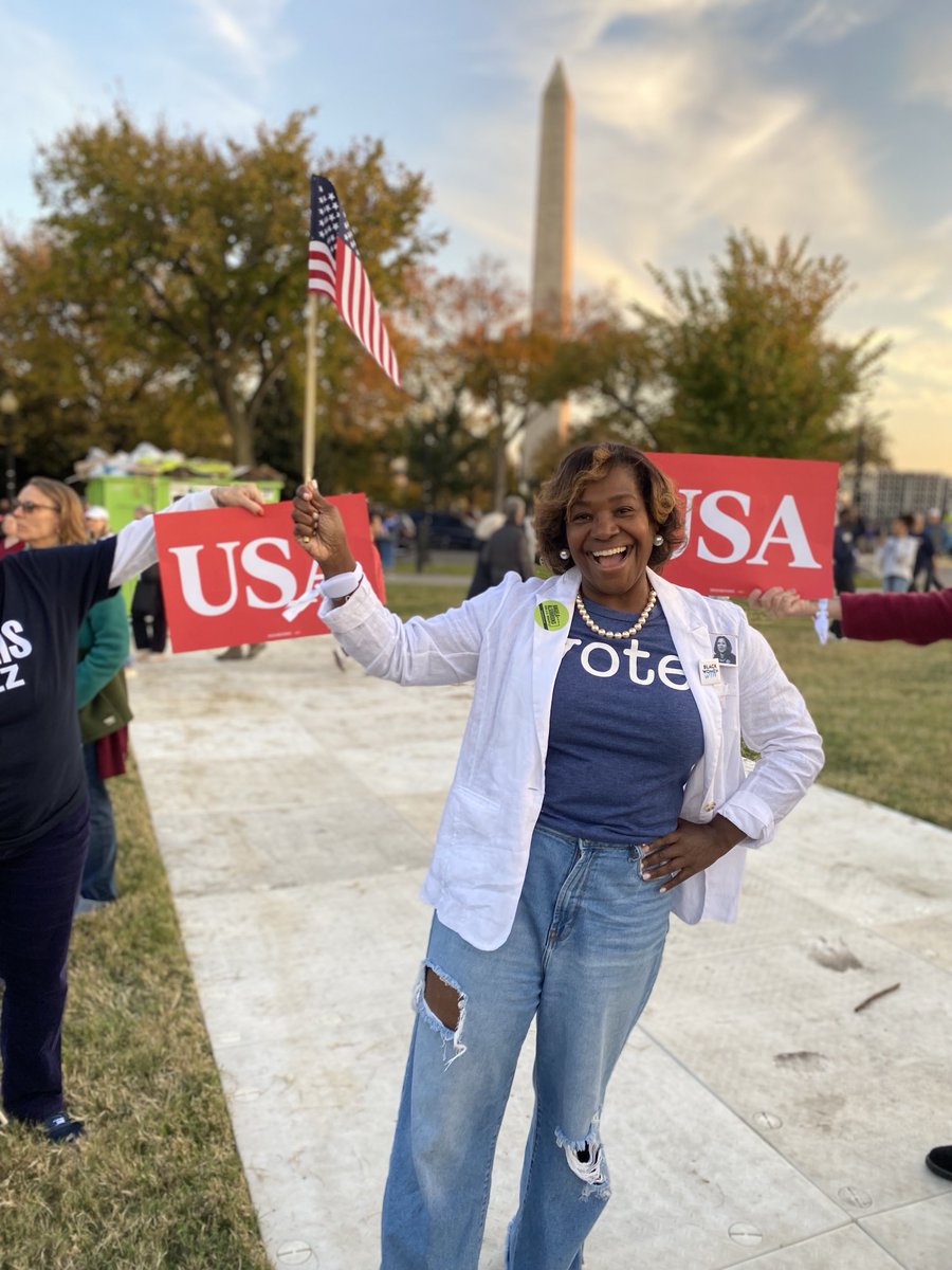 #DC was 🔥 ⁦⁦⁦⁦<a href="/VP/">Vice President JD Vance</a>⁩ Harris Rally didn’t disappoint! The energy was high! 🎉The crowd diverse! 🎉 And she delivered a powerful closing message! Let’s Gooooo! 👏🏾👏🏾👏🏾#wearenotgoingback 🗳️ #vote #DCstatehood