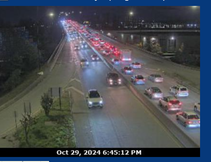 NewsRadioVAN's tweet photo. 6:47-#KnightStreetBridge
Caller reporting that there is construction on south end of the Knight Street Bridge. Everyone is forced to move to  the fat left lane. You are backed to 53rd.

Photo courtesy of @DriveBC 
#RichmondBC #Vancouver https://t.co/ZjJxFrTdsK
