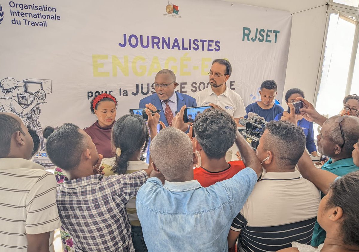 ILOAntananarivo's tweet photo. Depuis 9 ans, l’OIT et le #RJSET promeuvent le travail décent à 🇲🇬. Les médias jouent un rôle crucial pour éduquer le public sur cette cause essentielle. 

https://t.co/1FP7011FLH https://t.co/9wHrAOhmRa