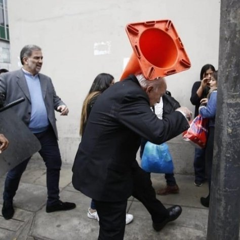 TwicuyRicuy's tweet photo. @Epicentro_TV Hablemos de verdaderas agresiones, donde los agresores eran caviares y los agredidos ancianos.
Si por una rosa dijeron "amenaza de muerte", ¿qué dirían si a Gorriti le meten una patada, como ellos a Alva Castro, o un conazo en la cabeza? https://t.co/4TuL1UbW8E