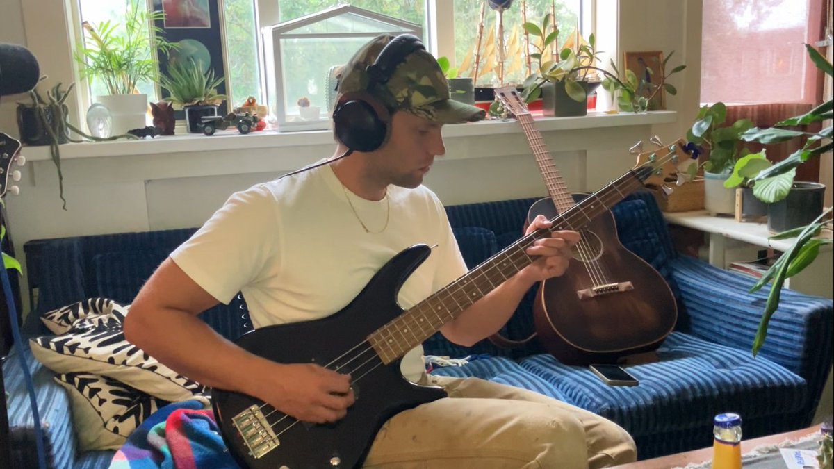 Eitt af stærstu verkefnum mínum síðustu mánuði er búið að vera að taka upp í stofunni hjá mér sólóplötu sem vinur minn og frændi úr <a href="/retrostefson/">Retro Stefson</a> , Haraldur Ari <a href="/hstefson/">Haraldur Stefansson</a> er að gera. Hlakka svo mikið til að sýna ykkur þetta dót!