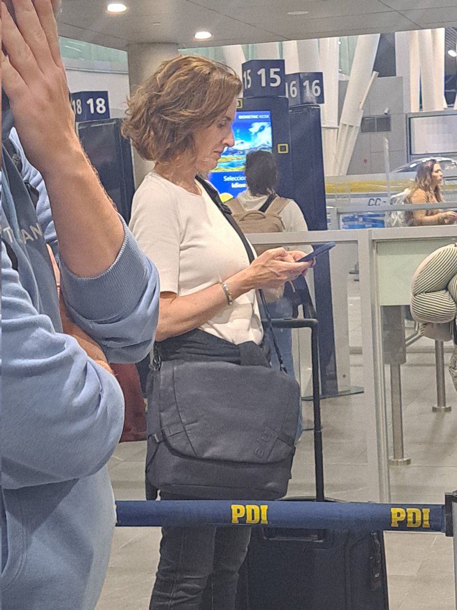 elhiperheroe's tweet photo. Cubillos perdió el domingo y ya está en la fila para irse de Chile. Gracias por favor concedido 🙏🏻 vecinos de Las Condes.
#ChaoCubillos #NoVuelvas https://t.co/JGHo0qXMEl