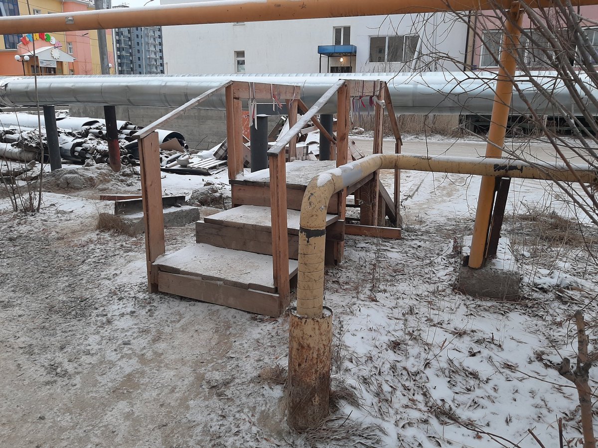 joppashmat's tweet photo. Прошел год после открытия лесенки перед выборами.

Теплотрассу подняли наверх, деревья нахрен вырубили, теперь это полоса препятствий из "Форт-Боярда". https://t.co/rqYBK41cOo