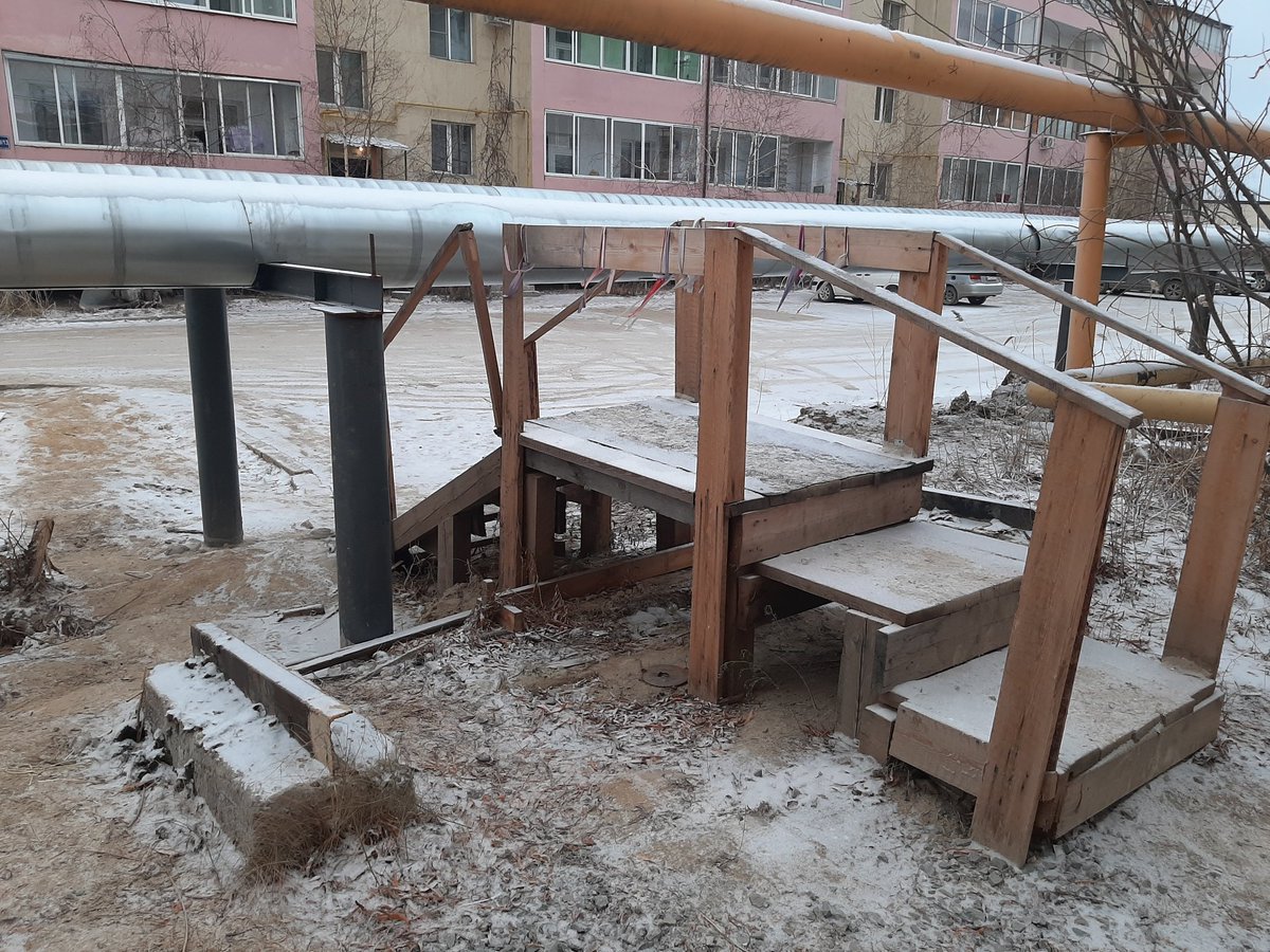 joppashmat's tweet photo. Прошел год после открытия лесенки перед выборами.

Теплотрассу подняли наверх, деревья нахрен вырубили, теперь это полоса препятствий из "Форт-Боярда". https://t.co/rqYBK41cOo