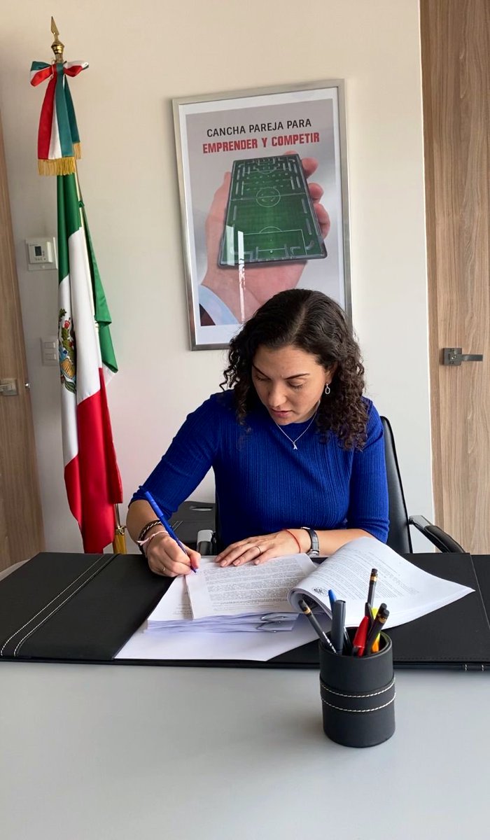 a_marvan's tweet photo. Me siento muy orgullosa del hito que marcó hoy la @cofecemx.

Por primera vez ejercimos la facultad de presentar acciones colectivas para que las empresas que dañan a las familias mexicanas no solo paguen una multa por violar la ley, sino que también reparen el daño. https://t.co/vrnbsPD2wV