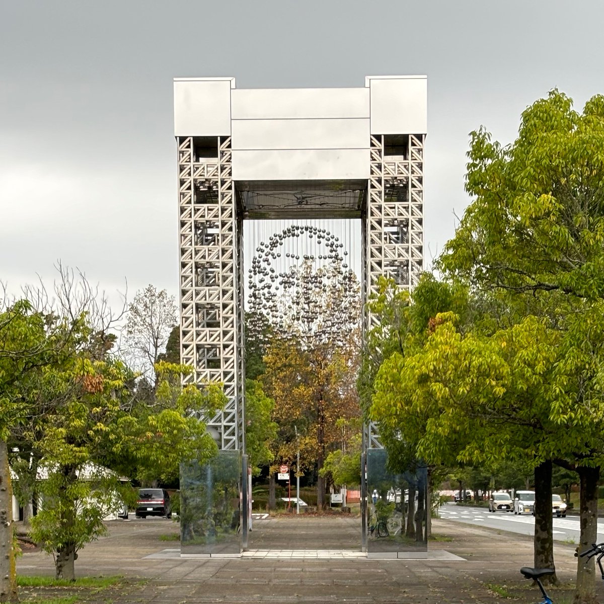 つくば博跡地、科学万博記念公園のモニュメント。上に球が浮いていて