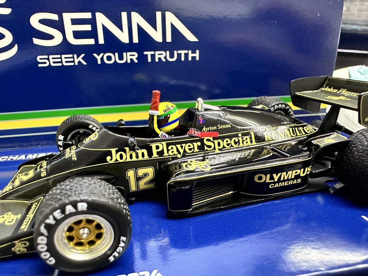 cwnohito's tweet photo. 腕が邪魔してヘルメットのデカール貼るのめっちゃ苦労した。笑 😢
#f1jp #Senna30 #97t https://t.co/9KxMZnPy14
