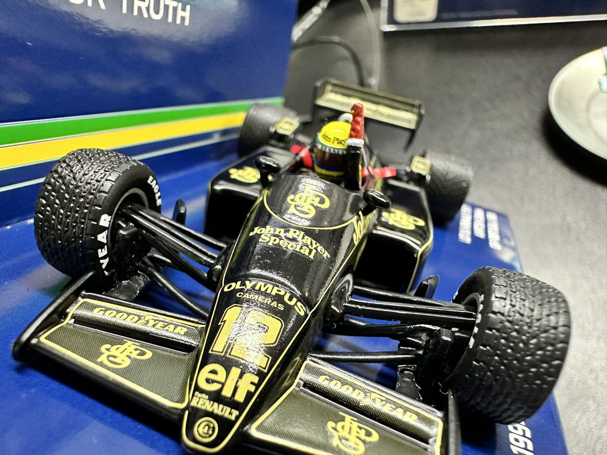 cwnohito's tweet photo. 腕が邪魔してヘルメットのデカール貼るのめっちゃ苦労した。笑 😢
#f1jp #Senna30 #97t https://t.co/9KxMZnPy14