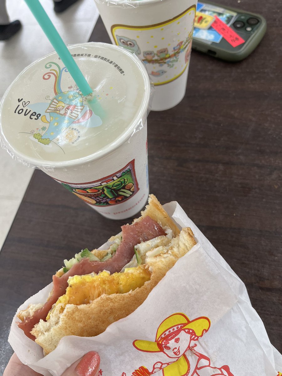 「朝ごはーーーん!!!!!飲み物と出来立てサンドイッチセットで300円!!!安い〜」|かずきひより@2/15FANBOX更新のイラスト