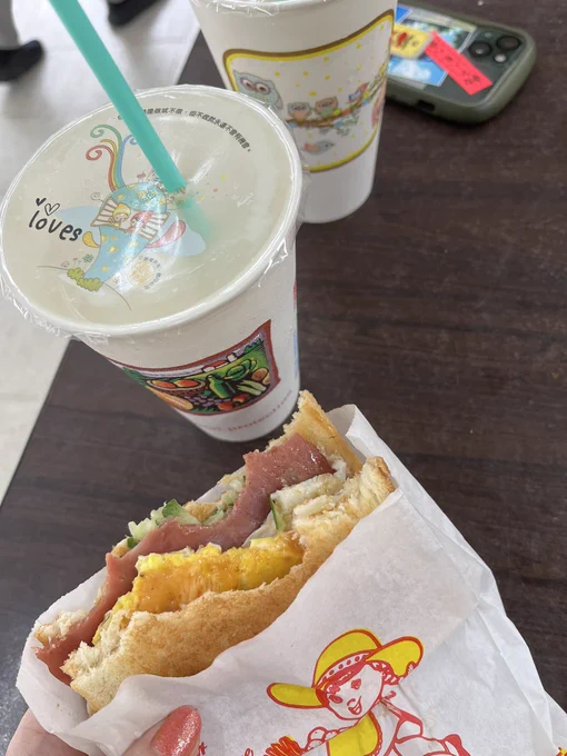 朝ごはーーーん!!!!!飲み物と出来立てサンドイッチセットで300円!!!安い〜ダンビンっていう春巻き?みたいなのも美味しかった!!! 