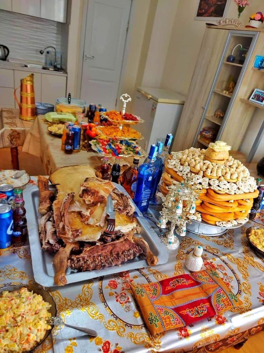 🥰Эгч маань өөрийн хөлс хүчээр гал голомтоо бадрааж байртай боллоо, үнэхээр сайхан.
20 гаруй жилийн өмнө найр хурим хийж хадамд гараад хөөрхөн хүүтэй болж байсан л даа. Миний эгч хамгийн хөгийн эртэй гэр бүл болсон юм. Хүчирхийлэгч зодогч нүдэгч байсан. Тэгээд хүүгээ 15 орчим нас