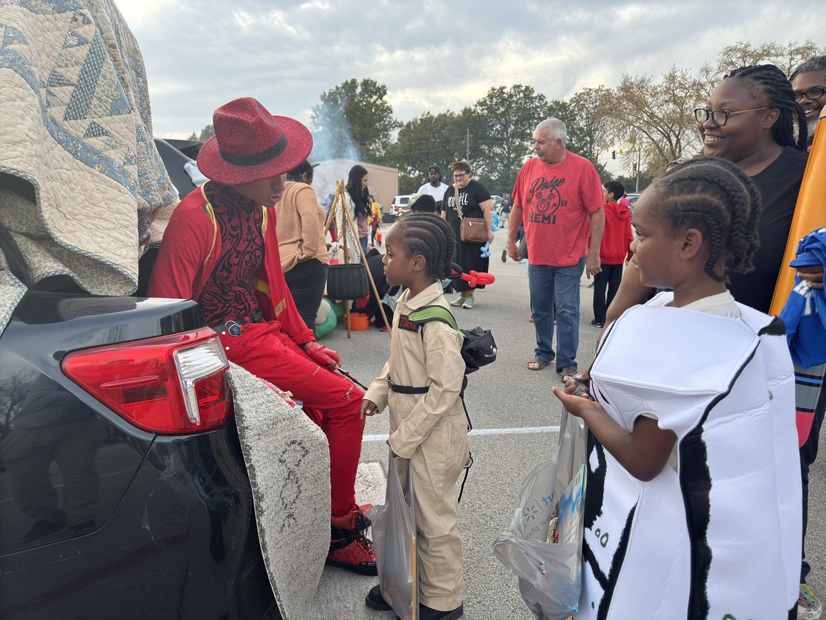 KckLindbergh's tweet photo. Every day is a great day to be a Pilot, especially today! We had an amazing turn out at our 2nd annual literacy night themed trunk or treat. We also had an amazing musical performance from our 2nd,3rd,4th grade classes too. Students received lots of📚 and 🍬  🍫 @kckschools https://t.co/G005sW93HV