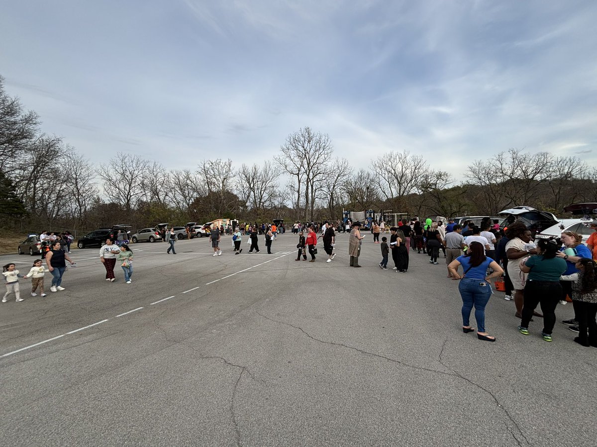 KckLindbergh's tweet photo. Every day is a great day to be a Pilot, especially today! We had an amazing turn out at our 2nd annual literacy night themed trunk or treat. We also had an amazing musical performance from our 2nd,3rd,4th grade classes too. Students received lots of📚 and 🍬  🍫 @kckschools https://t.co/G005sW93HV