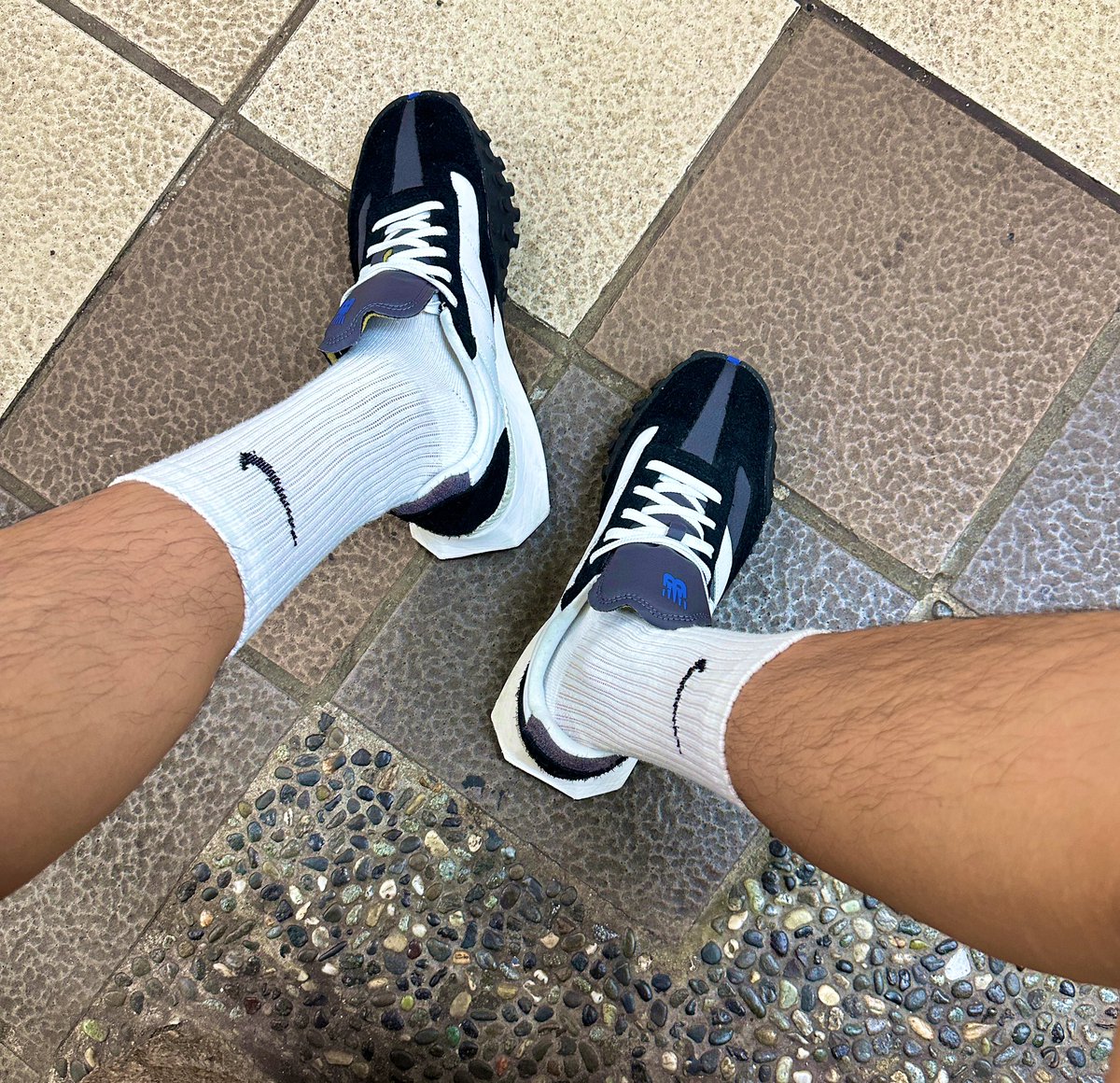 好久沒更了
颱風又要來了，有颱風假嗎🌀

#日常 #NB鞋 #腳 #腿  #襪 
#交友 #安全約 #FWB