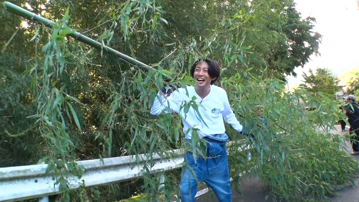 aibahiromi_EX's tweet image. #相葉ヒロミ ロケ中の1コマ📸
危険な竹やぶ伐採中
竹をどんどん伐採していくヒロミさん
それを見た相葉さんも
「俺も切りたい…」と呟くが
竹に真剣のヒロミさん と
お祭りスタイルでひたすら運ぶ相葉さん
果たしてこのラリーは続いてしまうのか⁉︎
続きは今日よる7時!
#相葉ヒロミのほっこり話