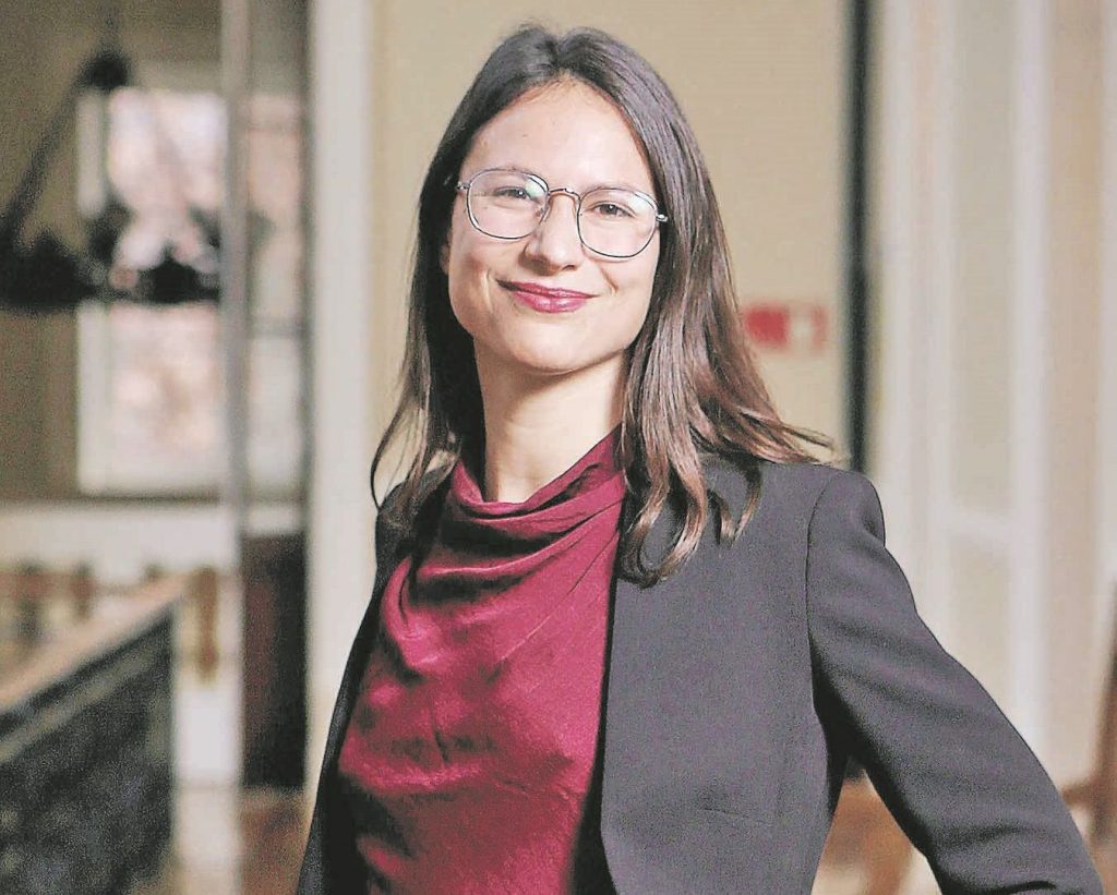 Gracias, Iraci Hassler, por tu excepcional trabajo en Santiago. Has dejado una ciudad limpia, organizada y sin déficit financiero. Ha sido un placer pasear por la capital, que ha sido recuperada tras el caos que dejó el corrupto momio Alessandri de la derecha.