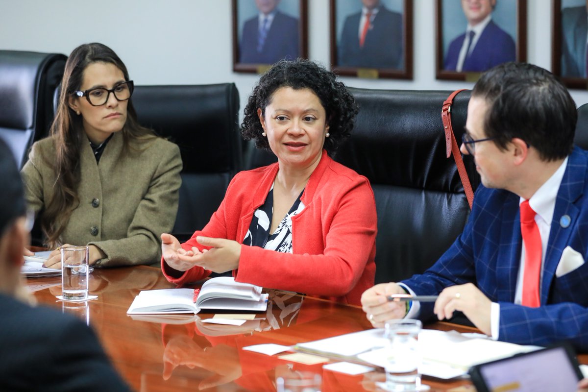 MINPRODUCCION's tweet image. 📢 Durante el encuentro, se destacó la importancia de establecer un Programa de Alianza para el País (PCP) que priorice el desarrollo productivo con enfoque territorial y la infraestructura productiva industrial. Los equipos técnicos iniciarán de inmediato los trabajos,…