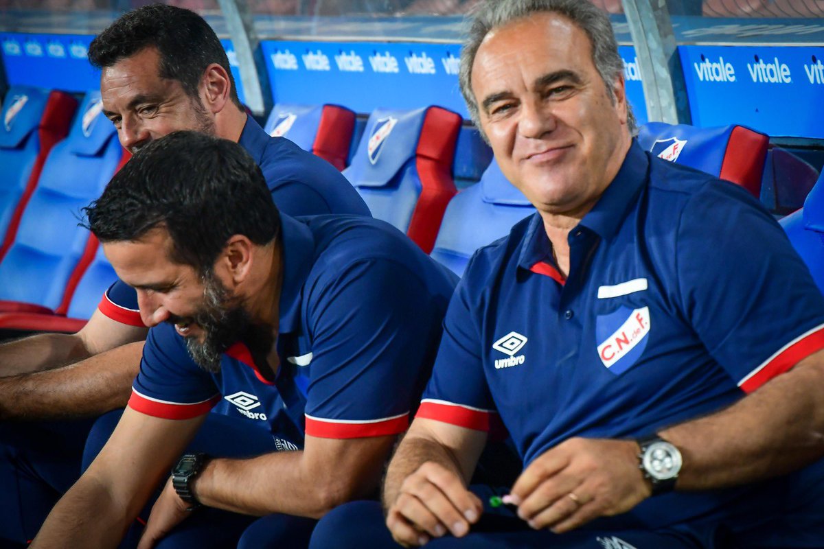 Martín Lasarte volvió a ser capturado replicando la costumbre de comer caramelos antes de un partido de Nacional. Mauricio Victorino es el responsable de llevar la bolsa y <a href="/Nia_Leal/">Estefania Leal</a> fue la que fotografió el momento para <a href="/ovacionuy/">OVACIÓN</a>.