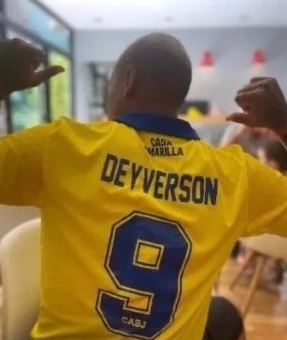 Abrazo enorme para los primos que hace un año andaban diciendo que un brasilero había salvado el fútbol. No escupan para arriba que todo vuelve. Made in Boca Predio🥂