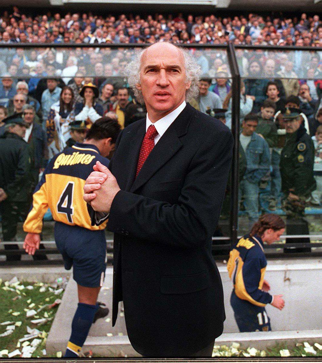 98 Apertura
00 Apertura
03 Apertura
99 Clausura 
00 Libertadores
01 Libertadores
03 Libertadores   
00 Intercontinental  
03 Intercontinental 

El DT MÁS GLORIOSO FUE, ES Y SERÁ: CARLOS BIANCHI. Nunca más se animen a compararlo con cualquier otro.