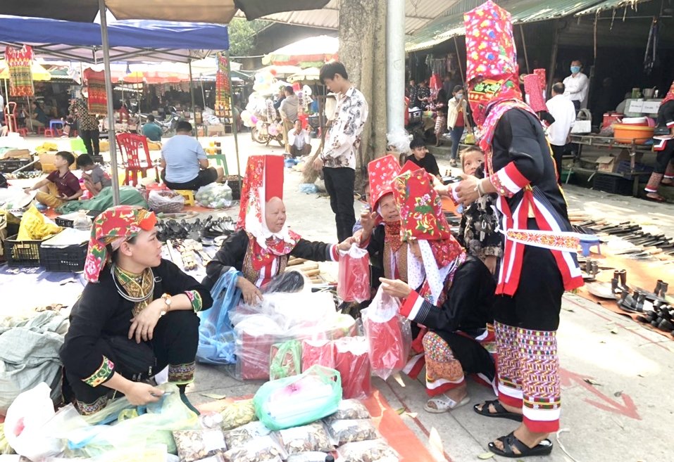 vungdatdo's tweet photo. Chợ Phiên của người Dao: Là nơi người Dao giao lưu. Mua bán sản vật và gặp gỡ bạn bè. Đây cũng là nơi người dân tổ chức nhiều hoạt động văn hóa như múa hát, trình diễn thổ cẩm.
#giaitri #vanhoa #truyenthong #bansacdantoc https://t.co/XQTUBL2cWS