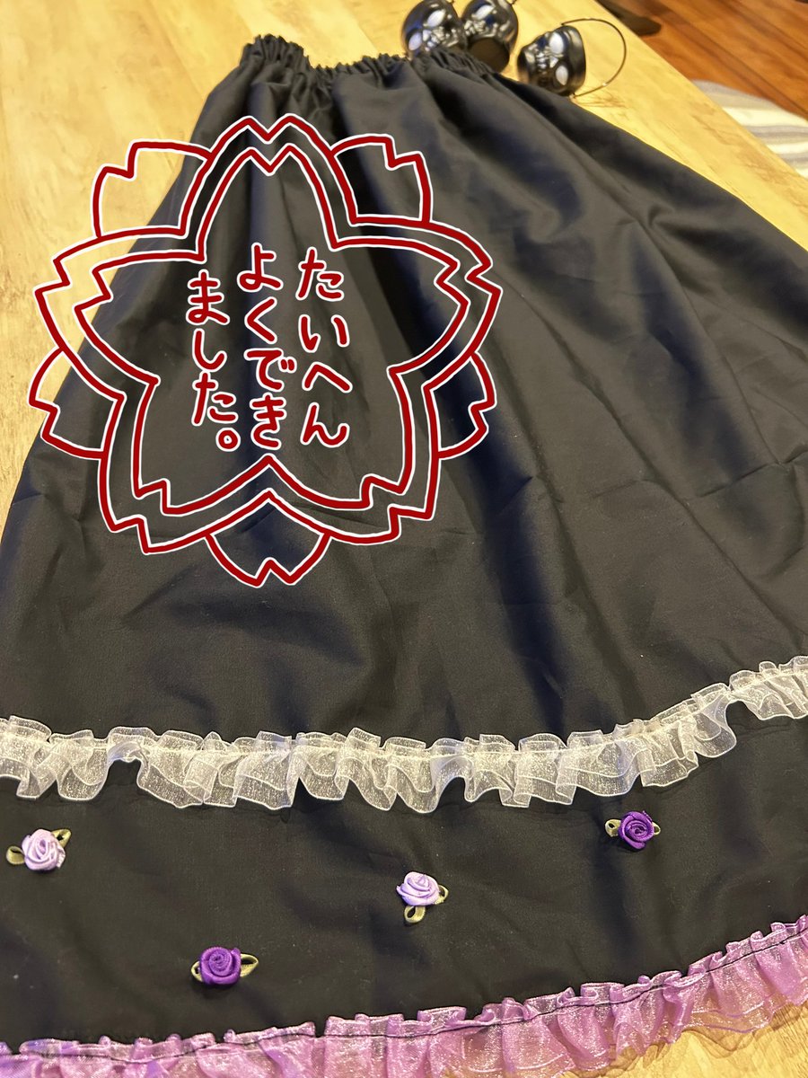 すっかり準備を失念💦 娘のオリジナルデザインを基に、突貫工事でハロウィン用のスカートを作りました！！
私の背中が筋も筋肉も悲鳴をあげています😇笑
1日早い学童でのハロウィンパーティー🎃楽しめますように👏仕上がりが雑すぎて、友達に笑われませんように😭笑顔で帰ってくることを祈って😣❤️