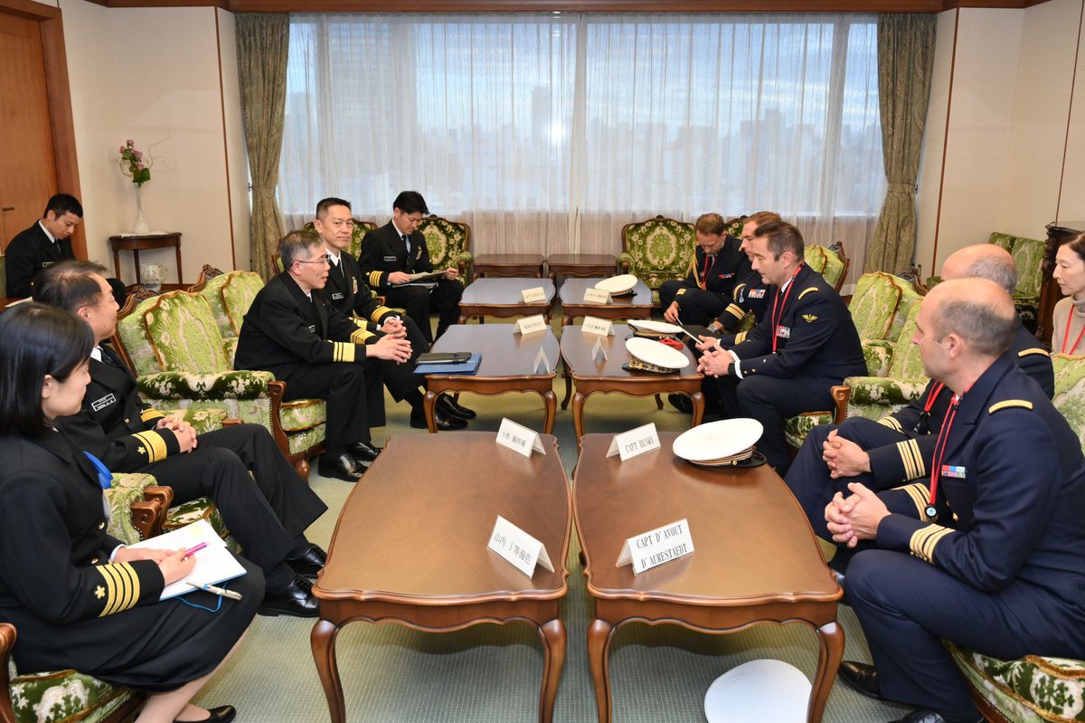 海上幕僚副長八木海将はフランス海軍空母打撃群司令官マラール少将の