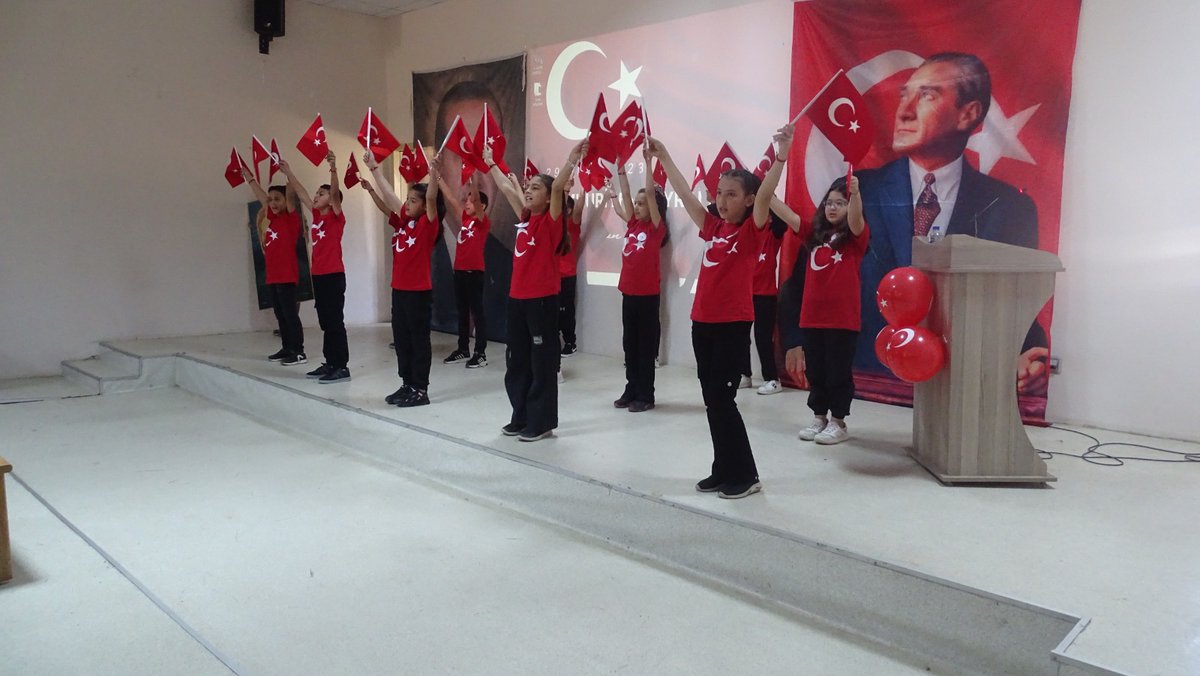 TaskentMEM's tweet photo. 29 Ekim Cumhuriyet Bayramı'nı Sayın Kaymakamımız Muhammet YÜCETAĞ, Belediye Başkanı Sayın Mehmet ACAR,İlçe Milli Eğitim Müdürümüz Sayın Abdullah DÖNMEZ,ilçemiz Kurum Amirleri, öğrencilerimiz ve vatandaşlarımızın katılımı ile Taşkent Kültür Merkezi'nde büyük bir çoşkuyla kutladık. https://t.co/bMupkr5gSr