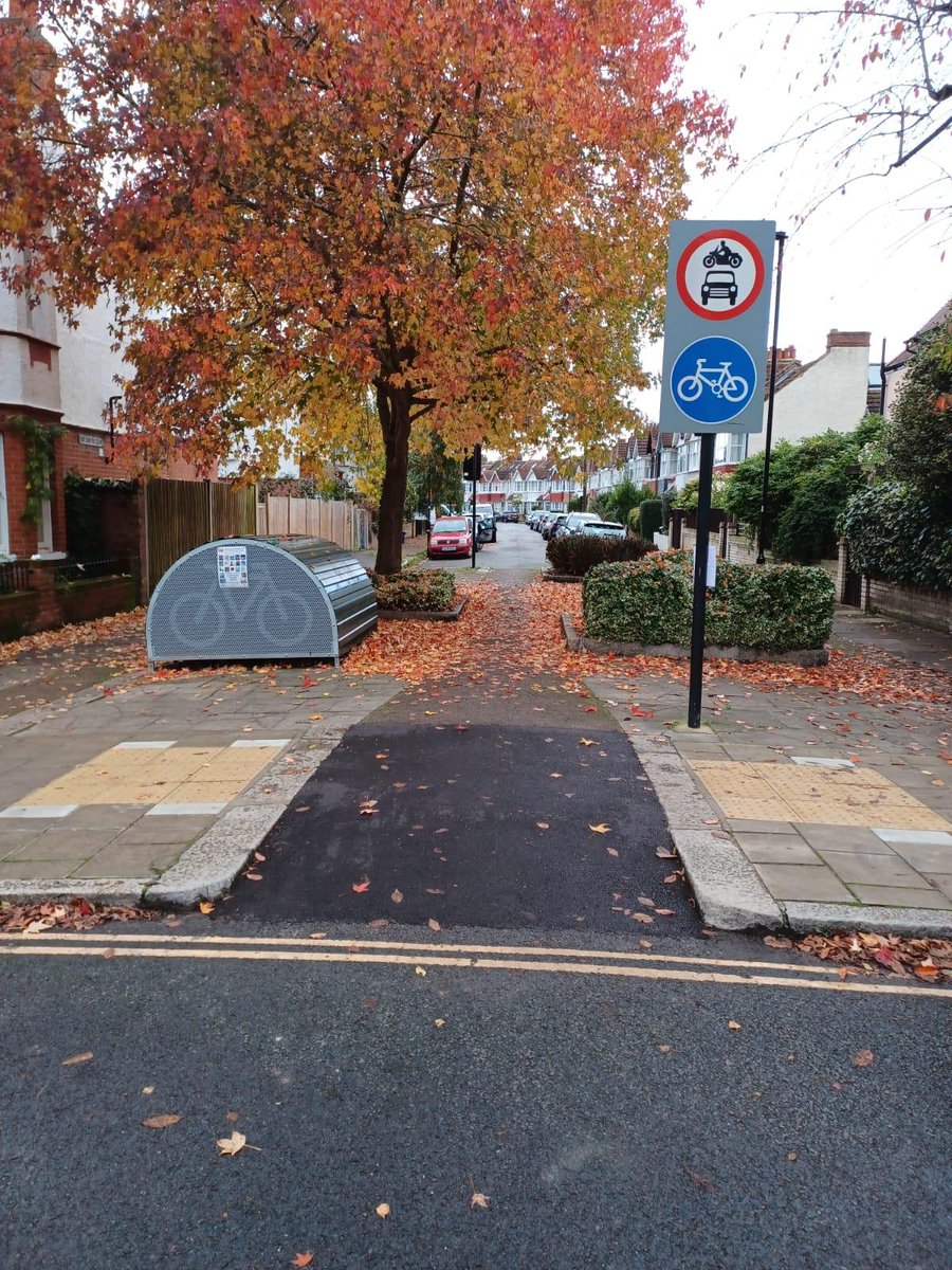 HounslowHways's tweet photo. 🚴‍♂️ Exciting update for Grove Park Terrace in Chiswick! The tactile crossing point and signage to the cycle path are complete. Lining works, including cycle logos and give way markings, are scheduled for today.  #HounslowHighways #CycleSafe @LBofHounslow @Ringway_UK https://t.co/46Ufc1WolP