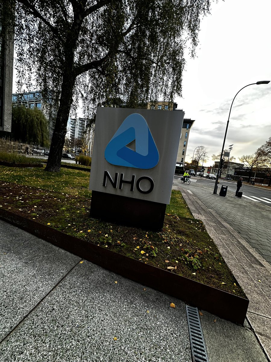 Da kjører vi forhandlinger dag to- overenskomsten i fotball- håndball og hockey er på bordet. Les mer her; niso.no/post/niso-klar…