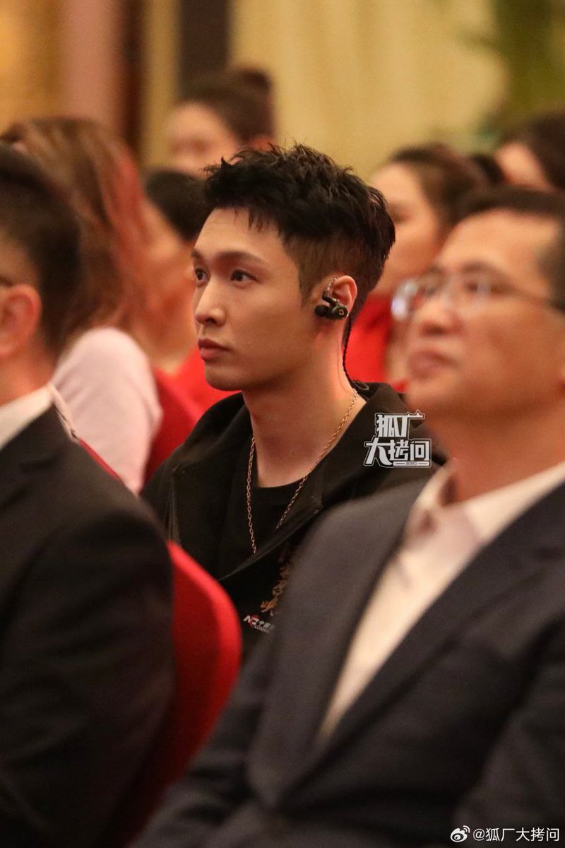 eriexol7777's tweet photo. اینجا چقدر گوگودی افتاده وای😭
@weareoneEXO @layzhang https://t.co/2bUlj0TmpK