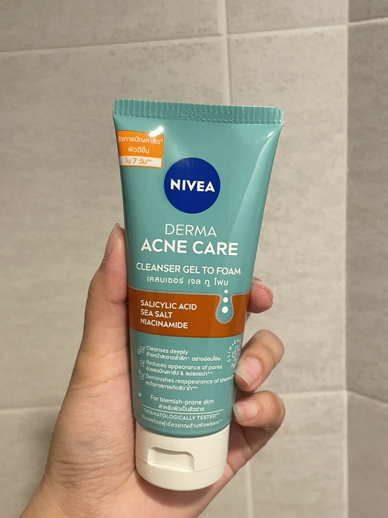 ffai_prc's tweet image. เริ่ดมากกับการเปลี่ยนโฟมล้างหน้าในรอบปี ใช้มา 7วันแล้ว บอกเลย NIVEA Derma Acne Care ผลลัพธ์เกินคาดมาก ผิวใสขึ้น รอยสิวจากลง ปิดสวิตซ์วงจรสิวให้ผิวมูฟออนจริง แถมหลังล้างหน้าผิวไม่แห้ง ล็อคความชุ่มชื้นสุดๆๆ สุดท้ายๆๆๆ ผิวแพ้ง่ายใช้ได้ด้วย อ่อนโยนกับผิวสุดๆๆ #Letsmoveon