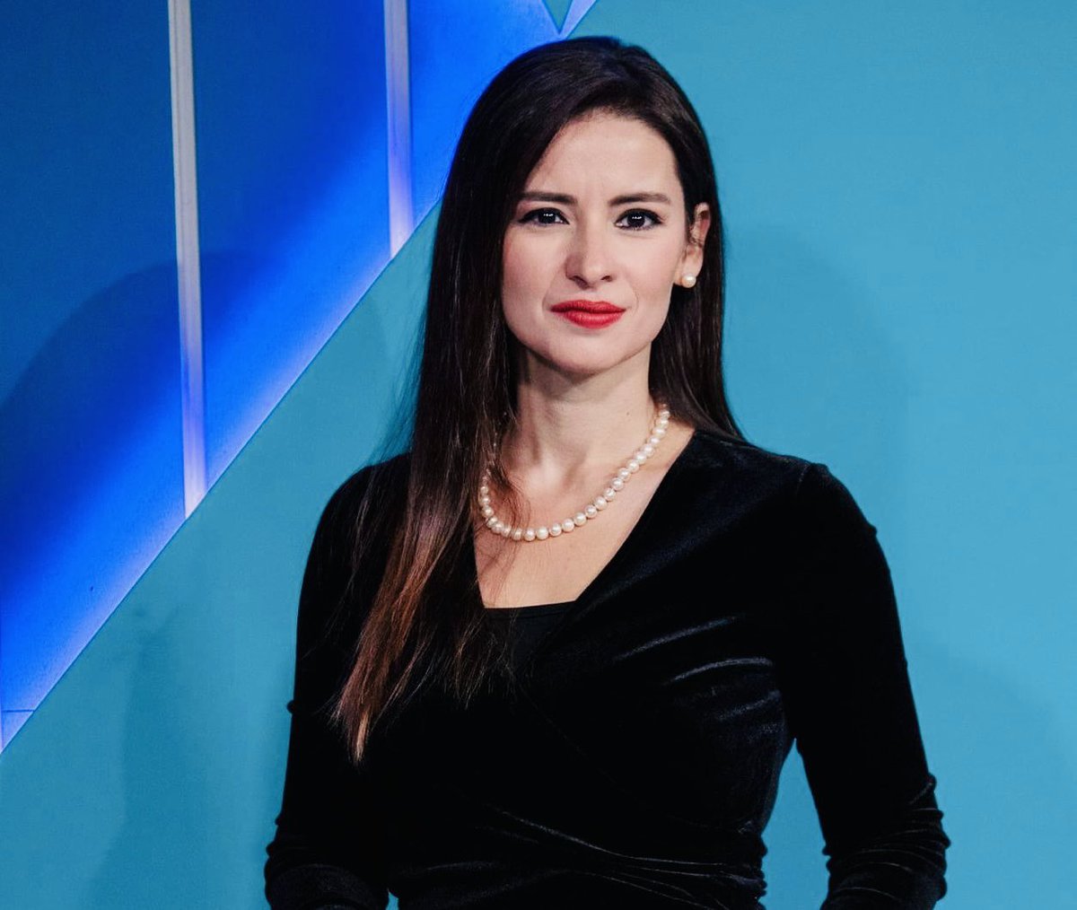 Öznur Küçüker Sirene:

Külliye'yi "saray, saray" diye diline dolayan, yurt dışı heyetlerini yerden yere vuran, sürekli tasarruftan dem vuran CHP belediyeleri şarkıcılara para yağdırmış. 

Bakın sanatçı demiyorum, büyük çoğunluğunun bir tane şarkısını dinlemişliğim yok. Bu