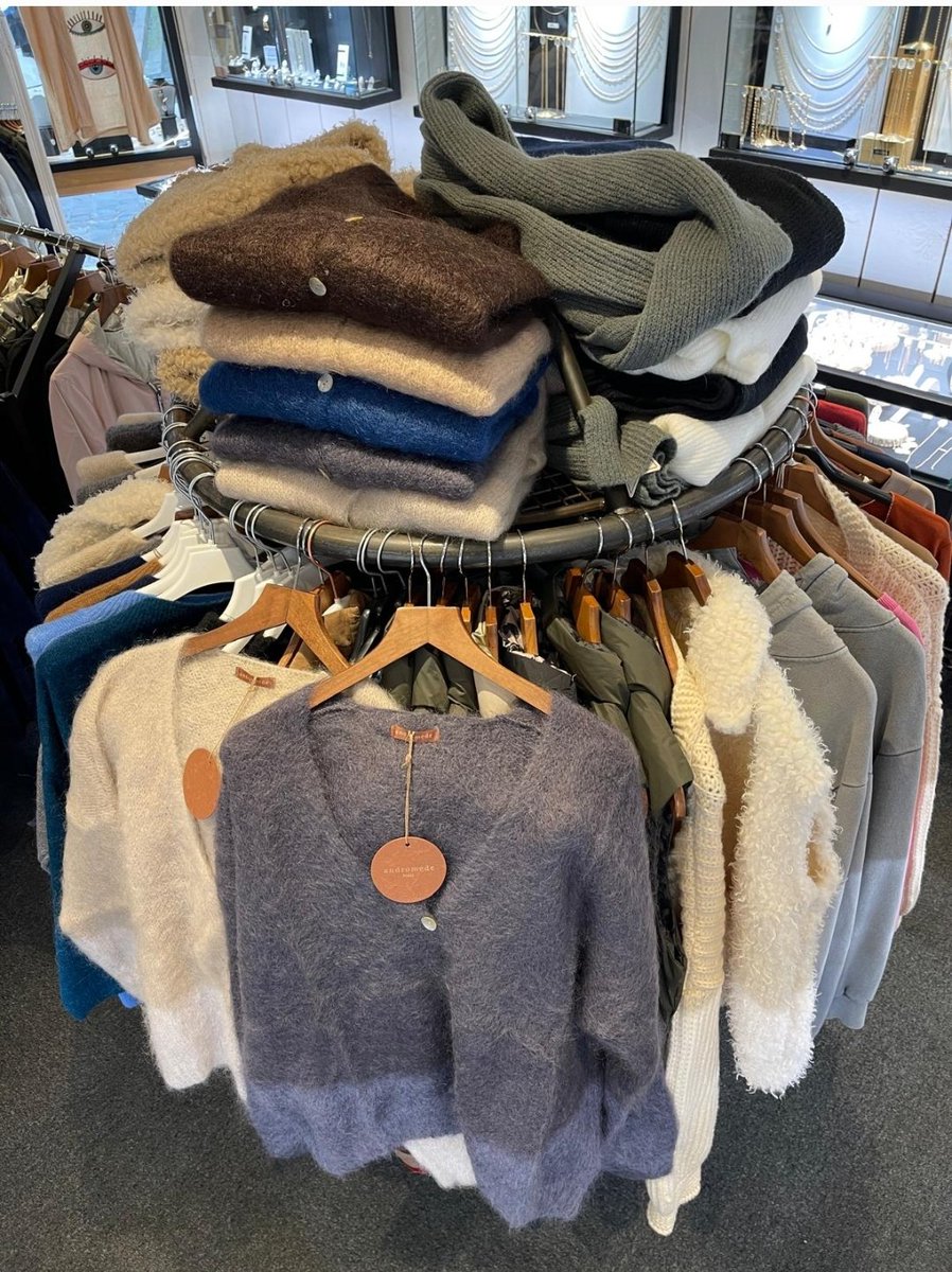 GardeFranck's tweet image. Des gilets du bleu, du gris, du beige, du blanc, du chocolat, tout doux et bien chaud pour se réchauffer, existe en pull
#lisenn #gillet #toutdoux #vitrinedechartres #chartrestourisme #chartres #coeurdeville #chocolat #blanc