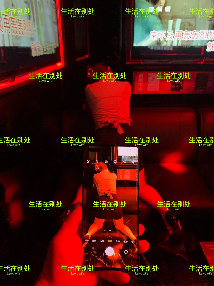 淫妻篇
好久没有更这对的内容了，那次还是天还热的时候，第一次带人妻去KTV玩，她说这也是她第一次在KTV里玩调教的内容，她说对她来说是非常新鲜刺激的，因为给我最深的感触就是，全程她都是非常“湿润”的，可以用“一塌糊涂”四个字来形容，最近没事，慢慢整理…这是到包厢后，我给她准备的第一套衣服… https://t.co/CsNj76Cruq