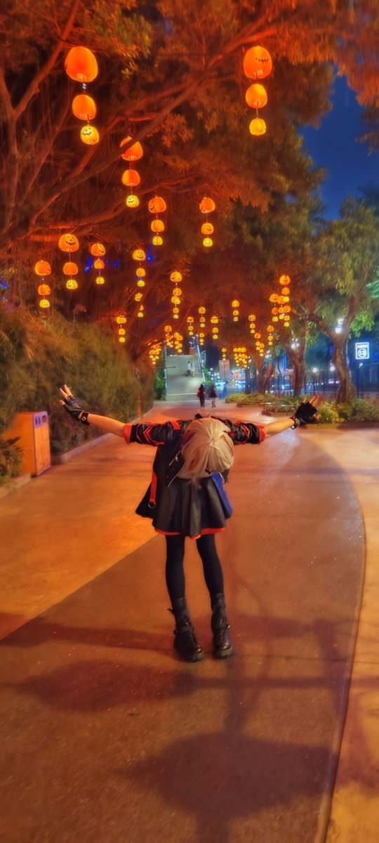 “超级无敌可爱万岁W大人登场!”

“哈?你说老女人就别摆那么幼稚的姿势了?我咬死你呀!”

虽然还不是万圣节但是先庆祝了一下，唯一一张还不错的，想拍色图结果因为累得要死一张没整

不过这张确实有点青春的感觉呢？和我约会的话大概就是这样吧✓

【在外面不太会扭只能选择这个蠢蠢的姿势了】