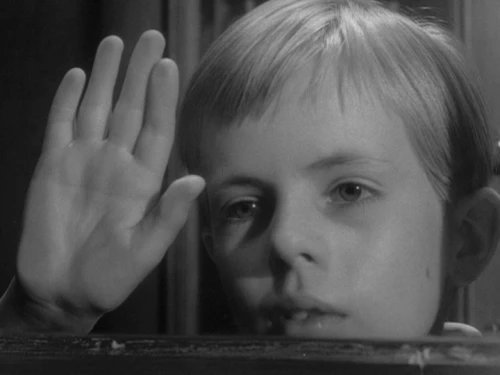 Transitar el misterio de lo incomprensible a través del rostro silencioso de un niño

A partir de los rostros de Ana en «Cría cuervos» (Carlos Saura, 1976) y de Johan en «El Silencio» (Ingmar Bergman, 1963).

Texto de Marta Verina:
codigocine.com/rostro-silenci…