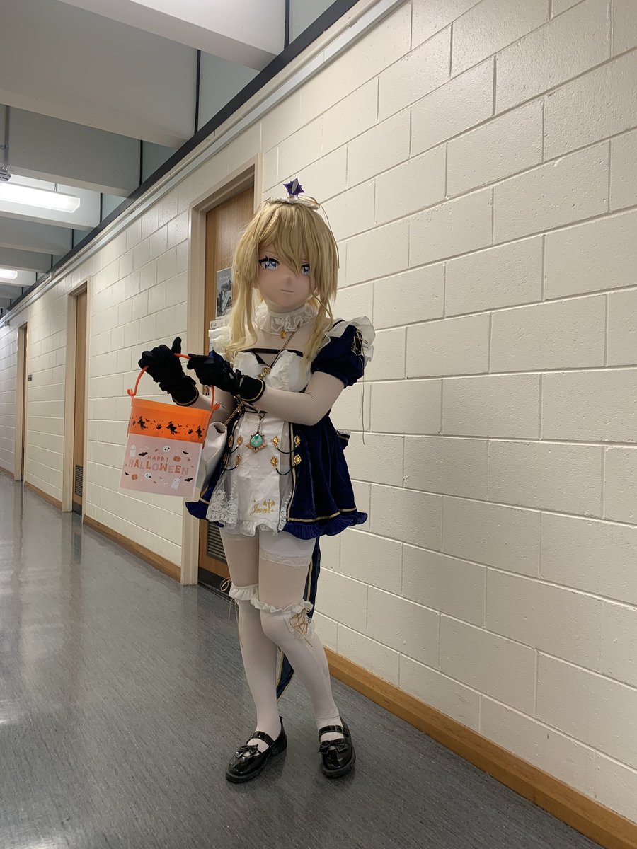 Saw an interesting costume in the corridor at UC, perfect for the Halloween theme. I've been told that it’s based on a character from the popular Chinese mobile game Genshin Impact. Lol, I'm kind of loving this creepy final exam vibe now!