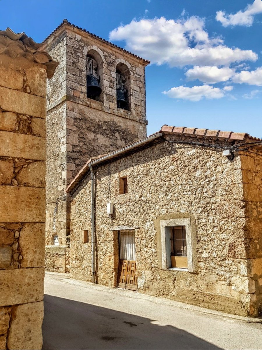 RiberaRomyVIDa's tweet photo. Hoy paseamos por las calles de #Atauta, porque esta población no sólo posee un espectacular conjunto de bodegas; su casco urbano ubicado en una posición de altura nos ofrece unas vistas privilegiadas del entorno y unas calles donde la piedra es el principal protagonista. https://t.co/3ytWvk0g6e