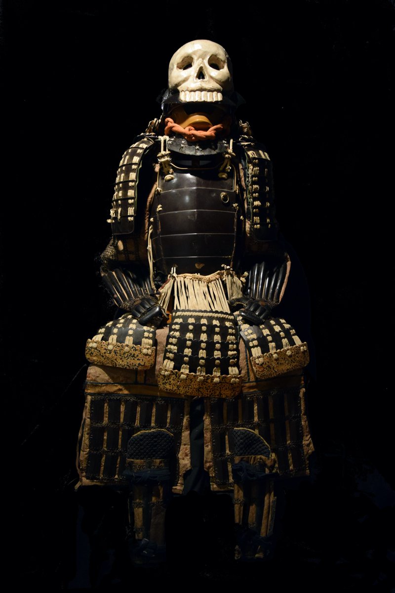 ハロウィンが近いので「髑髏兜様胴白糸威具足」を。戦場は第一に恐怖が支配する世界。このドクロ兜の敵に与える心理的効果は大きく、そこを狙ったこの甲冑の製作者の意図は見事に当っています。実に奇想の装い。胴は重厚な試打をされた鉄で仕立てられており、見かけ倒しではない武功の士の着用です。→ https://t.co/GHGlFeM9V2