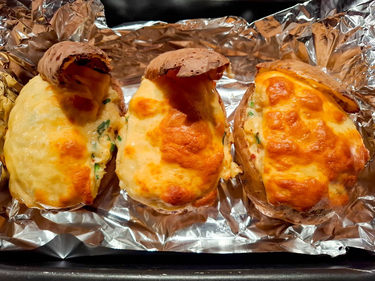 Šodien gatavošu BUDŽETA karbonādes ar SIERA cepurīti balzamiko marinādē.

Sātīgo un gardo kartupeli MUNDIERĪ ar sieru un zaļumiem, kā arī veselīgo kivi/avokado SALSU!

Ļoti priecāšos par LIKE un SHARE. :)

🧵👇