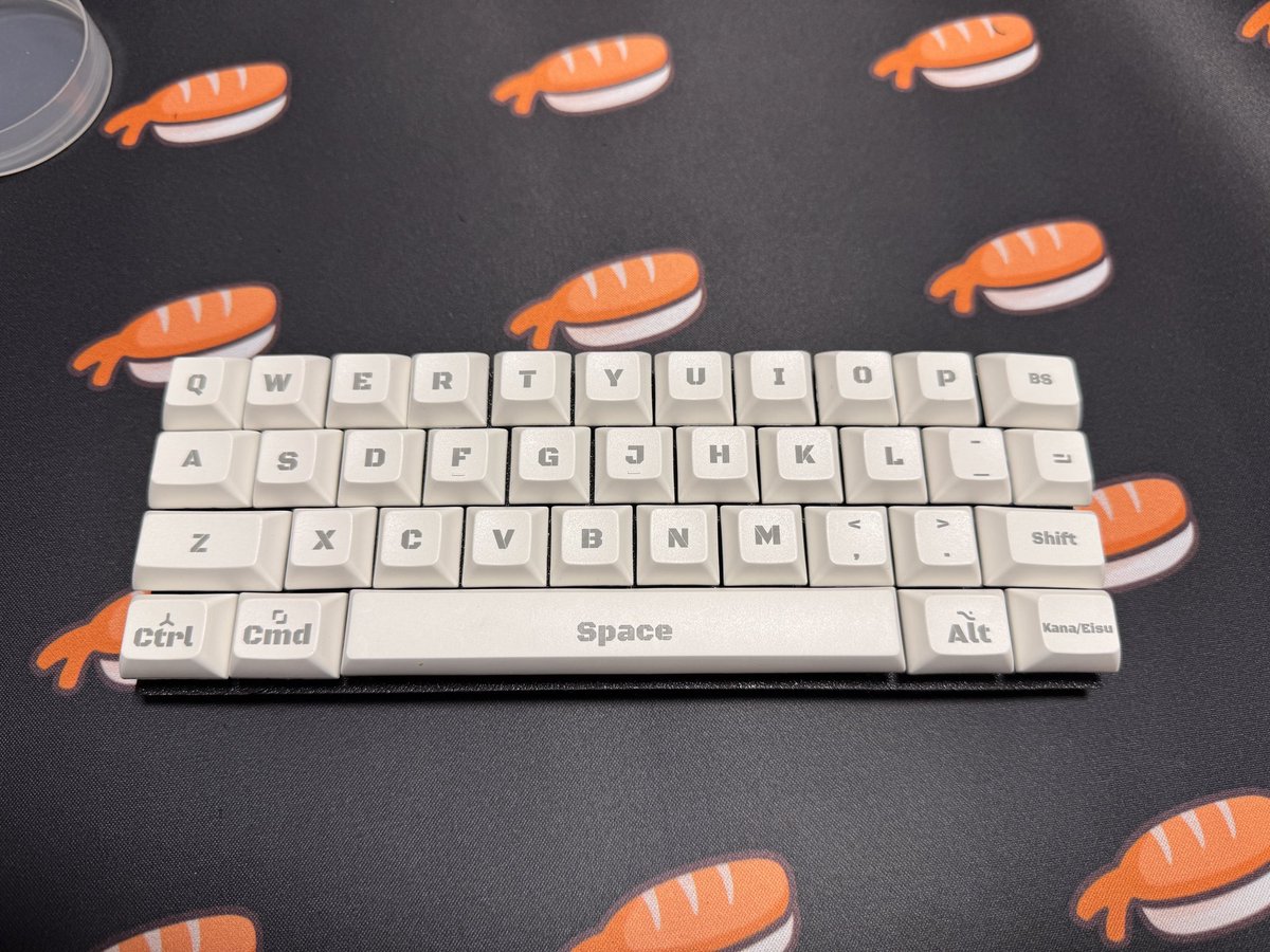 0002ozlet's tweet photo. 基板が届くのを待っている間に、スイッチプレートを設計して、印刷しました。雰囲気を知りたいので、FK Keycapsで頼んだキーキャップを装着しました。明日ぐらいには基板が届く感じです。QAZレイアウトの37キーのキーボードです。#天キー に持って行けそうです。#cool337 #自作キーボード https://t.co/PZnM6Q0U1q