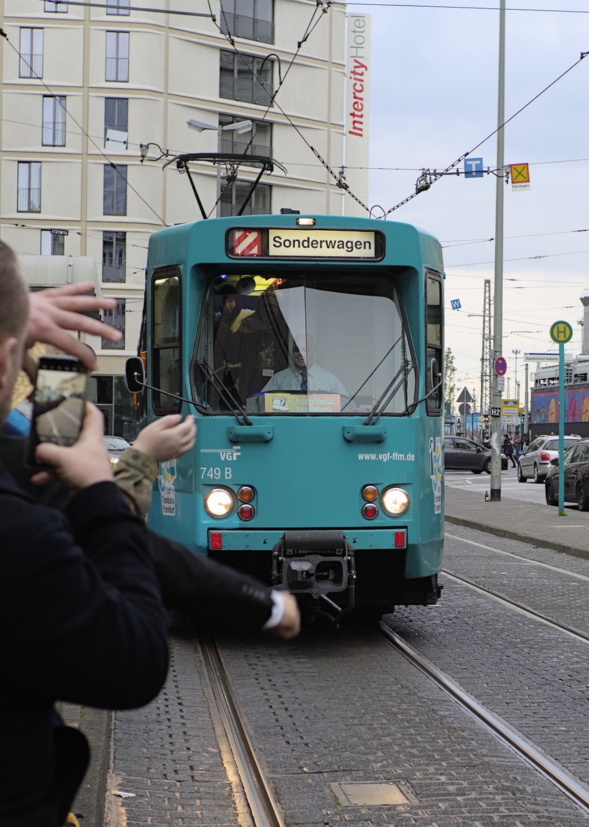 Der Bahnbabo <a href="/PeterWirth10/">Bahnbabo</a> geht heute in den Ruhestand. Wir sind sehr froh, dass wir 2023 die Gelegenheit hatten, mit ihm als Partybahn durch Frankfurt zu fahren, ein Abend voller Spaß.
Lieber Bahnbabo, wir wünschen dir alles Gute für den Ruhestand, bleib stabil!
